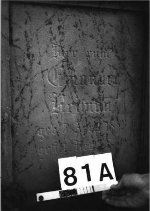 Grabstein 81 (Index: 100084955) Maße HxBxT: 150x53x21 cm Beschreibung: profiliert. Sockel, giebelart. Abschl. m. Eckakroteren, rechteck. Schriftfeld eingetief: Grabstein 81A