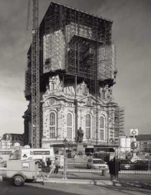 Frauenkirche : Frauenkirche. Wiederaufbau (beg. 1992). Im Vordergrund, innerhalb des Bauzauns, Martin-Luther-Denkmal und Turmkreuz