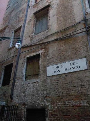 Venedig - Desolate Hauswand : In der Gasse Corte de Lion Bianco steht ein verfallenes historisches Haus. Aufgenommen am 3. Juli 2010 in Venedig