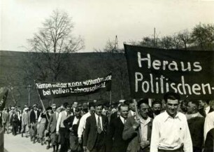 Demonstrantinnen und Demonstranten mit Transparenten der Roten Hilfe, "Heraus mit den politischen Gefangenen" und "kämpft mit der Revolutionären Gewerkschaftsopposition für die 40 Stundewoche mit Lohnausgleich