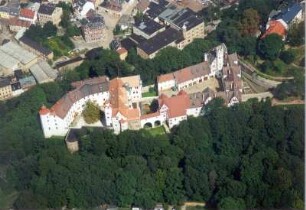 Glauchau. Stadtansicht mit Schloß Hinterglauchau (1460/70; Arnold von Westfalen, Umbau 1525) und Schloß Forderglauchau (1527/34; A. Günther, Umbau 1603) an der Zwickauer Mulde. Luftbild-Schrägaufnahme von Süden