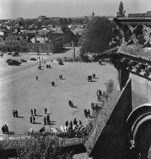 Blick vom Chor der Kathedrale Saint-Julien in Le Mans auf den Platz vor der Kathedrale (Aufnahme im Rahmen der Fotokampagne im besetzten Frankreich)