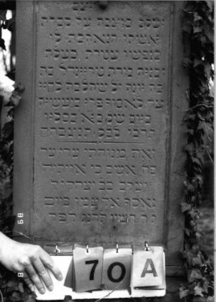 Grabstein 70 (Index: 100100445) Maße HxBxT: 157x47x28 cm Besonderheit: Doppelgrab für Eheleute: Grabstein 70A