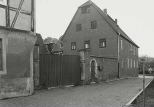 Mobschatz, Bauernhof : Mobschatz (Kreis Meißen - Radebeul), Bauernhof, Dorfplatz 12, 18. Jahrhundert, Straßenansicht mit Hofeinfahrt