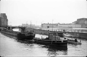 Berlin: Spree am Schiffbauerdamm mit Schleppzug