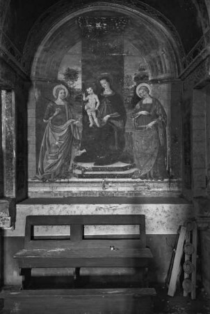 Wandgemälde in einer Nische mit Darstellung der Madonna zwischen zwei Heiligen