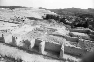 Kiechlinsbergen: Ausgrabung einer Fliehburg aus dem 12. Jahrhundert mit Rebumlegung im Hintergrund