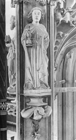 Spätgotischer Taufstein mit Baldachin — Johannes der Evangelist