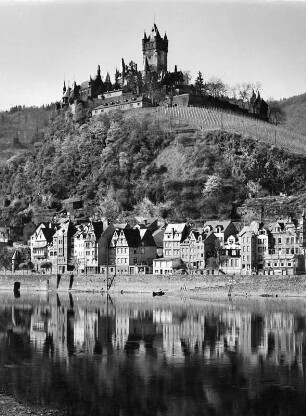 Cochem (Mosel). Ortsteilansicht über die Mosel mit Reichsburg Cochem (um 1020)