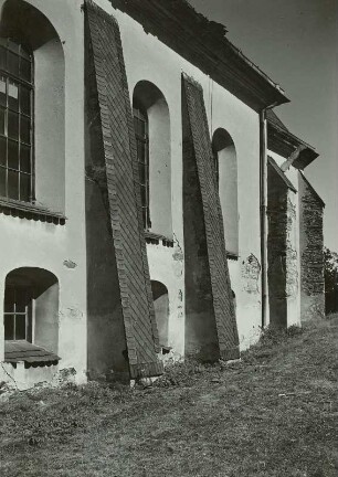Triebel-Untertriebel. Wehrkirche Triebel (1380 Ersterwähnung; 1530 Umbau; 2008/2018 Wiederaufbau). Außenansicht (Teilansicht)