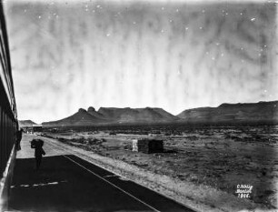 Steppe mit Hügelkette : Blick von einer Eisenbahntrasse über eine Steppe auf eine Hügelkette.