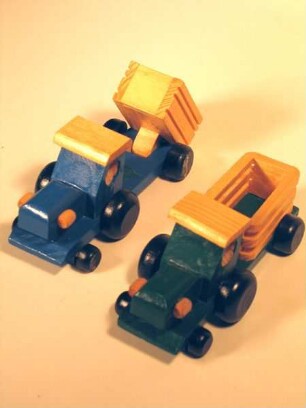 Zwei Lastwagen aus Holz