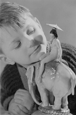 Porträt eines Jungen ( Lothar) mit einer Porzellanfigur