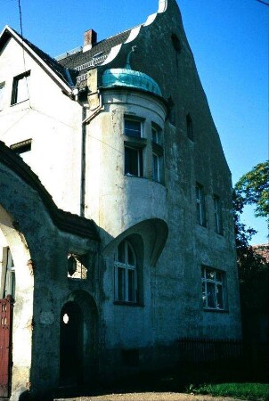 Wohnhaus der ehemaligen Mühle mit Erker; Torbogen