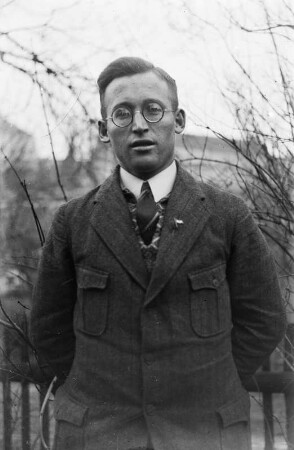 Mittelsachsen, Männerportrait : Mittelsachsen. Junger Mann im Anzug