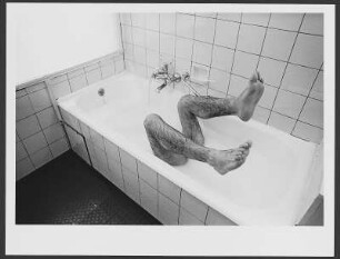 Schaumbad, Beine : Mann in Badewanne, die Beine in die Luft streckend