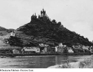 Cochem. Stadtteilansicht. Blick über die Mosel zur Reichsburg Cochem (1100/1150, Wiederaufbau 1668/1877). Ansicht von Nordosten