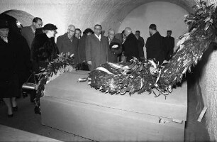 Überführung der sterblichen Überreste Friedrich Weinbrenners vom Alten Friedhof in der Kapellenstraße in die Evangelische Stadtkirche.
