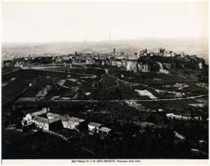 Panorama der Stadt Orvieto: Blick über die Ebene auf die Stadt