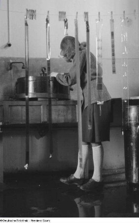 Renate Rössing im Fotolabor