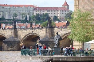 Prag - Blick auf die Kleinseite : Vorn: Der Smetana-Kai, die älteste Prager Uferpromenade, mit Denkmal für die Komponisten Smetana, dahinter Karlsbrücke und Blick auf den Hradschin, aufgenommen 2006 in Prag