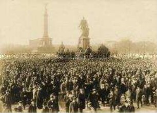 Demonstration am Bismarckdenkmal vor dem Reichstag
