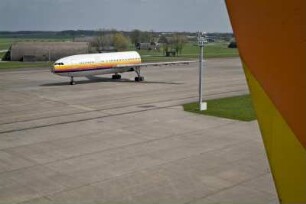 Air Maintenance Services; AMS; Firma; Betrieb; Inspektion; Wartung; spezialisiert auf Flugzeug-Recycling; Airbus; A 300; A300; Airbase Ahlhorn; Ahlhorn; Entsorgung. Ahlhorn, 2006, hier: ein halber Airbus auf dem Rollfeld