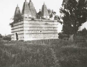 Peking, China. Kloster der Fünf Türme (ehemaliger Tempel der Fünf Pagoden) Wuta Si Ta, Diamantthron-Pagode (1473) des Zhenjue Si bei Peking (heute Peking, Stadtbezirk Haidian). Rechts riesiger Gingko-Baum