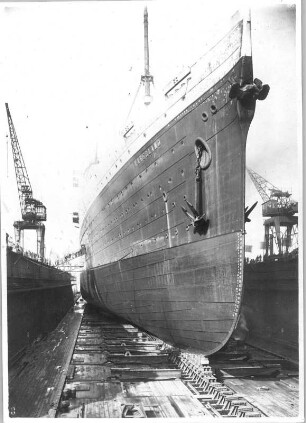 Hochseepassagierdampfer "Vaterland" im Dock : Hamburg?. Hochseepassagierdampfer "Vaterland" im Dock. Ansicht von rechts (Steuerbordseite) sehr schräg von vorn