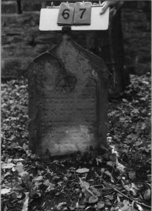 Grabstein 67 (Index: 99790616) Maße HxBxT: 72x43x12 cm: Grabstein 67