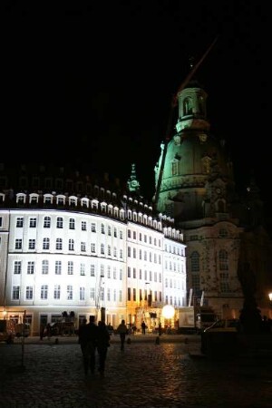 Dresden-Altstadt, Neumarkt 1-3. QF Hotel mit Weigelschem Haus sowie Wohn- und Geschäftshaus. Eckansicht mit Blick auf die grün angestrahlte Kuppel der Frauenkirche