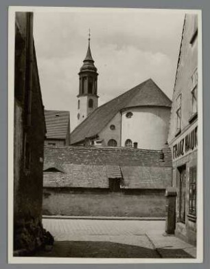 Niederschlesien. Liebau. Blick zur Ende des 15. Jh. errichteten katholischen Pfarrkirche Mariä Himmelfahrt Das heutiges barockes Aussehen erhielt das Baudenkmal zwischen 1735 und 1736.