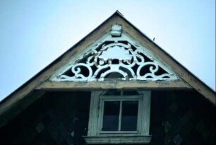 Hausgiebel mit Holzschmuck im Giebeldreieck