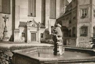 Panschwitz-Kuckau, Zisterzienserinnenabtei Klosterstift Sankt Marienstern, Brunnen vor der Klosterkirche
