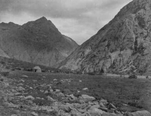Lager : Eine Jurte in einem Tal, möglicherweise ein Lager der Expedition im Tian Shan Hochgebirge