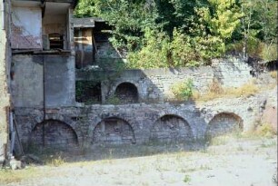 Mauerreste der ehemaligen Stallgebäude des Schlossgutshofes