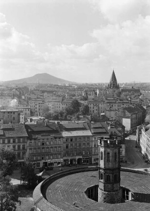 Blick über Görlitz gegen die Landeskrone : Görlitz. Blick vom Reichenbacher Turm über Kaisertrutz und Lutherkirche gegen die Landeskrone (420 m ü. NHN)