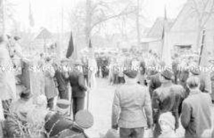 Zuschauer bei Festumzug zum 1. Mai in einer Landgemeinde bei Neustrelitz