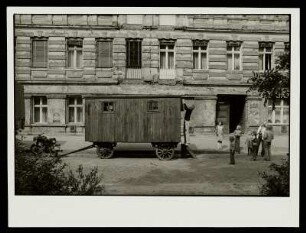 Straßenszene mit einem Anhängerwagon