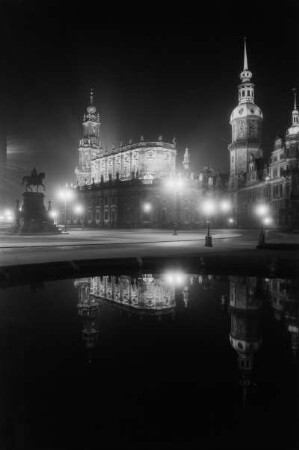 Dresden. Blick von einem Bassin an der Gemäldegalerie gegen Katholische Hofkirche und Residenzschloß