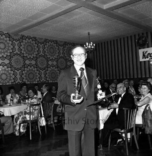 Verein Oldesloer Kegler e.V.: Kegel-Stadtmeisterschaft 1977: Stadtmeister im Herrenwettbewerb Walther Philipp mit Pokale und Urkunde