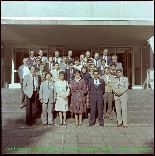 Kursteilnehmer der International Atomic Energy Agency (IAEA) vor der Schule für Kerntechnik (SKT)