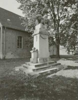 Denkmal für die Gefallenen des 1. Weltkrieges : Denkmal für die Gefallenen des 1. Weltkrieges. Sandstein (nach 1918). Glienicke (Kreis Beeskow), an der Dorfkirche