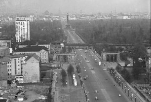 Berlin: Ernst-Reuter-Platz; auf Straße des 17. Juni zum Großen Stern [Siegessäule]