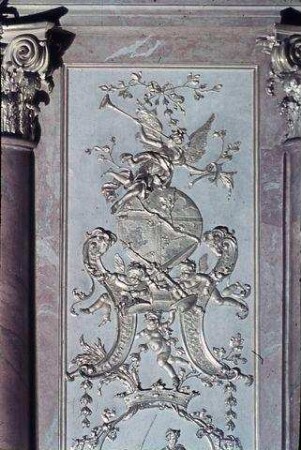 Stuckfelder mit ornamentalem und figuralem Dekor