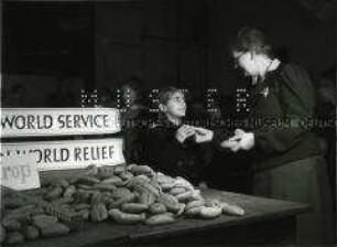 Brotspenden internationaler kirchlicher Hilfsorganisationen werden verteilt