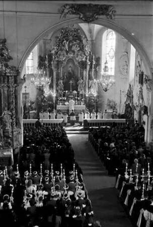 St. Märgen: Erstkommunikanten in der Kirche; Blick zum Altar von oben
