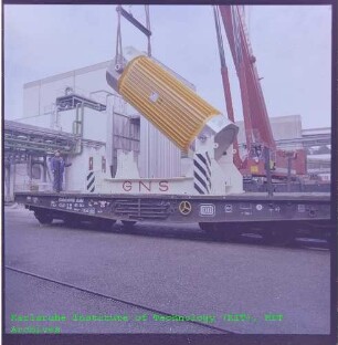 Anlieferung von Brennelementen in einem Castor-Behälter (Cask for Storage and Transport of Radioactive Material) für die Kompakte Natriumgekühlte Kernenergieanlage (KNK)