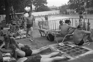 Badebetrieb im Rheinhafenbad.