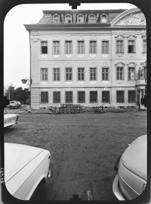 Oppurg, Schloßstraße 2. Schloß (1705-1708, Umgestaltung 1746-1747, Restaurierung seit 1984). Haupteingangsseite (Teilansicht) von Süden